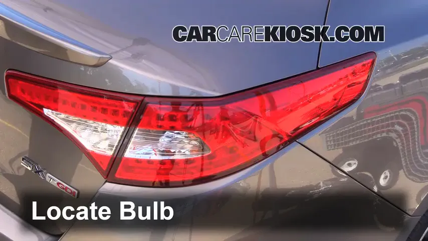 2011 Kia Optima SX 2.0L 4 Cyl. Turbo Éclairage Feux de marche arrière (remplacer une ampoule)